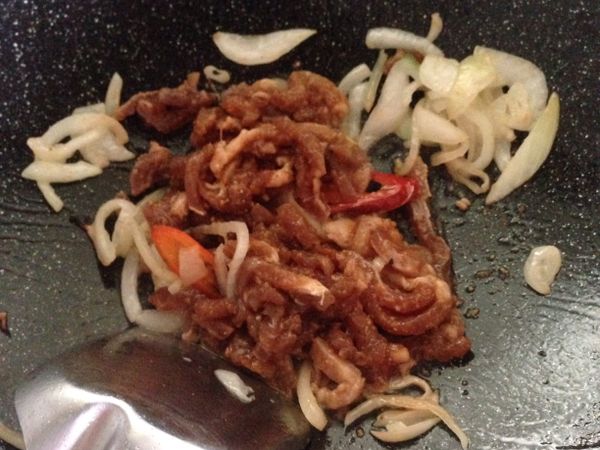 加入醃好的肉絲拌炒