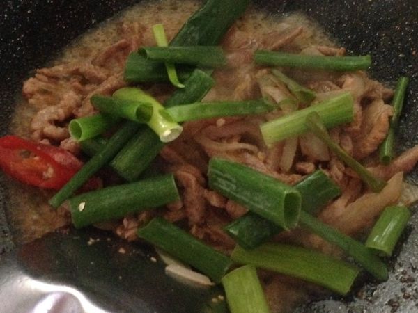 肉絲快熟時，加入蔥段翻炒過後即可調味起鍋