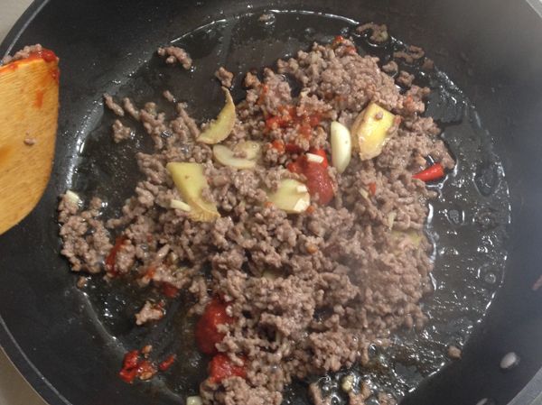 ①些許油加熱後，蒜、薑、辣椒、花椒入鍋爆香
②加入肉末炒至半熟後
③加入豆瓣醬及醬油
④炒至肉末全熟