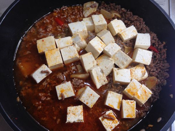 ①加入水加熱至水滾
②放入豆腐繼續滾
③收汁後即可呈盤，撒蔥花

將將！完成҉٩(*´︶`*)۶҉   ҉