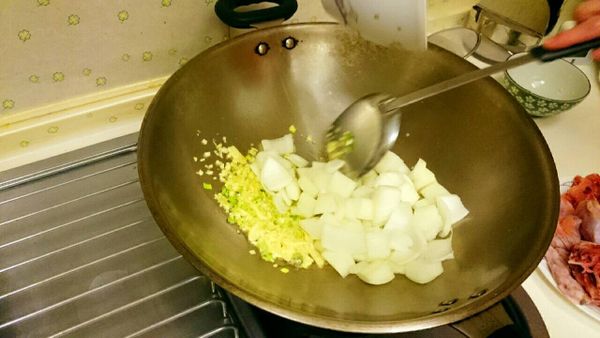 蒜頭加油爆香後加入洋蔥，蘋果粒炒出味