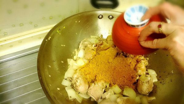 倒入咖哩粉用小火（千萬注意一定要小火，否則咖哩焦掉會生苦味）