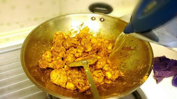 加入冷水蓋過食材，使材料慢慢滾