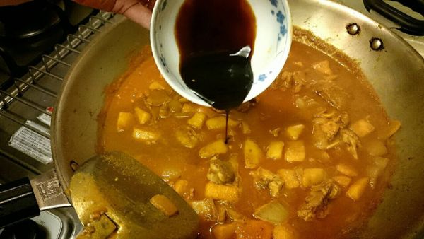 倒入醬油使顏色更飽和，滾到雞肉用筷子可揷入即可。