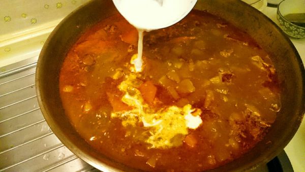 最後倒入椰醬粉水（椰醬粉一包５０克先用溫水調匀）。祕密武器是最終加入１００ｃｃ的鮮奶使其煮滾，就大功告成一大份滿滿的五德咖哩雞頂級美饌，除非自己做，外面絕對供不起這樣慢工做的細活。