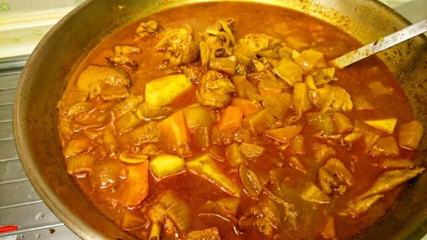 一般人以為咖哩味道很強烈，所以其他食材尤其雞肉並不需講究，其實是錯的，因為【五德雞】是『鮮味的釋放者，而非咖哩的吸收者』。 雖材料多種且味强但仍不能搶去五德雞鮮味的光彩。