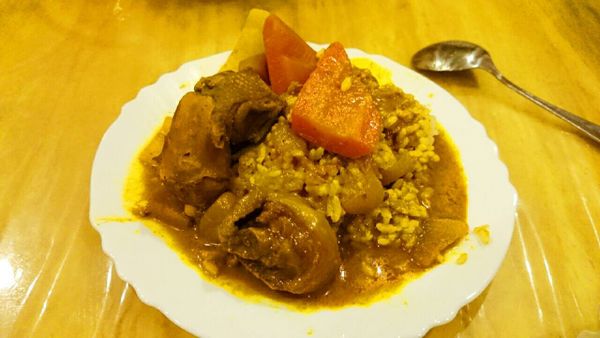 一般咖哩雞飯食材太差，若要有味咖哩，人工香精要放很多種才能營造這些代表南洋的風味，食安風險上升。 所以，越是強味，濃厚多材料的食物越是要小心自已做哦！