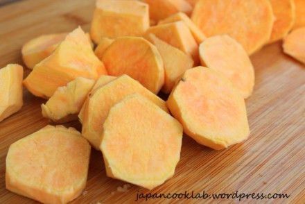 番薯削皮,  切成約 4-5mm 厚片。然後泡水約 15 分鐘, 去灰。