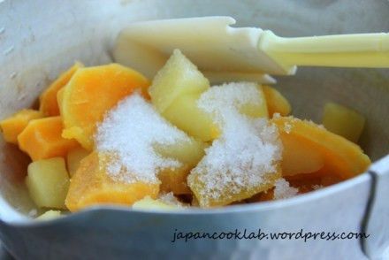 番薯倒回鍋內,  趁熱加入砂糖。