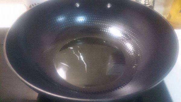 熱油鍋 加入兩匙油