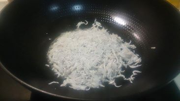 放入吻仔魚拌炒