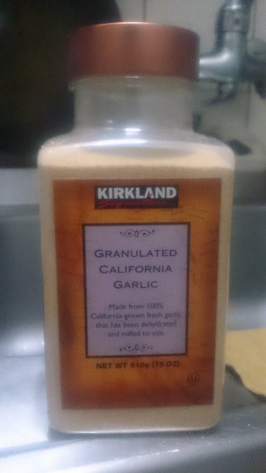 倒入適量大蒜粉繼續炒，炒到自己喜歡的感覺就可以起鍋囉~