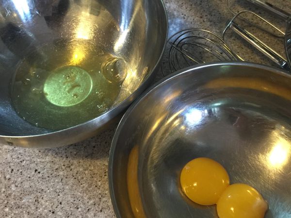 將蛋白和蛋黃分開，各裝在兩個容器