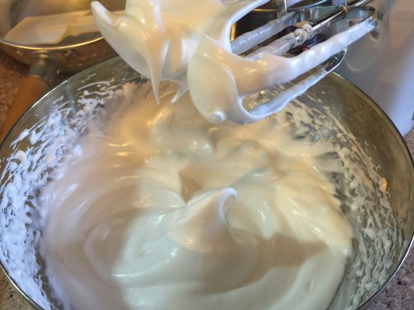另一半糖加入蛋白打發
