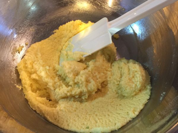 混合好的粉倒入蛋黃液，加入奶油攪拌