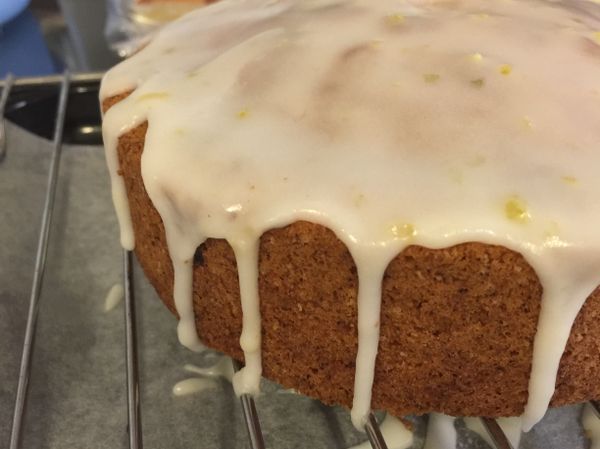 糖粉混合檸檬汁，這裡可以依個人的口味調整比例，糖粉加得多糖霜就會比較濃稠，乾掉後會呈現白色