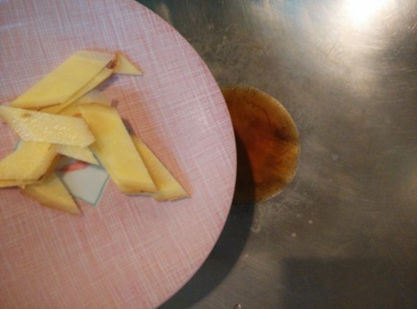 薑洗淨切成薑片，鍋子加熱，放入黑麻油和薑片爆香。