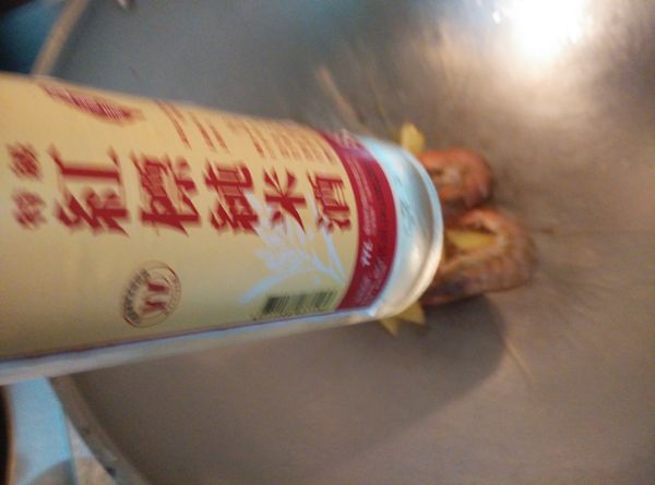 加入1小匙的米酒提出白刺蝦的鮮度。