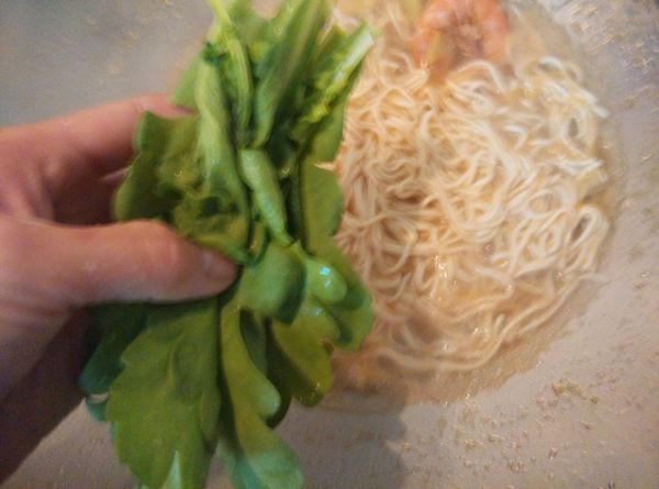 將茼蒿洗乾淨，放到鍋子裡一起煮。