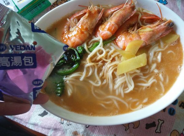 將煮好的食材放到碗裡，打開附贈的高湯包淋在麵上。