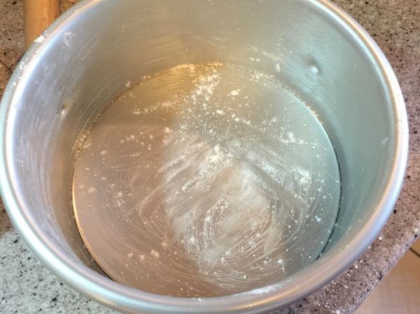 烤模抹上奶油和麵粉