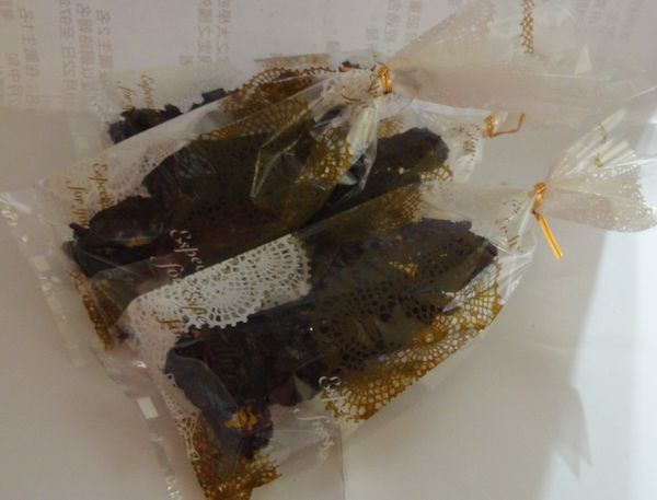 把玉米脆片倒入已融化巧克力鍋攪拌.