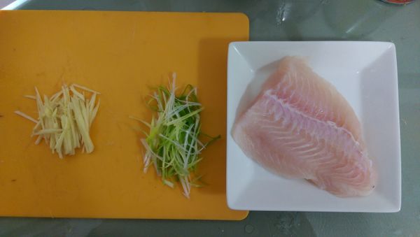 魚片洗淨，表面抹上一層薄薄的鹽巴，蔥、薑切絲備用。
