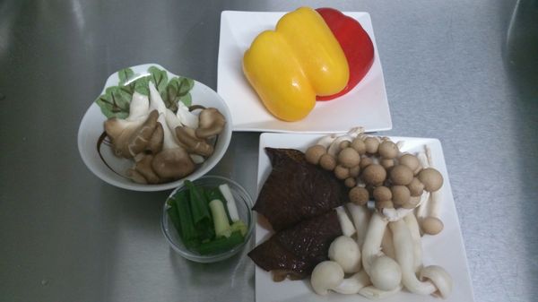 取半顆紅，黃甜椒切斜刀，木耳切絲，蔥切段，其它菇類洗淨備用。