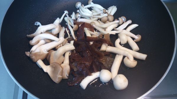 鍋內放少許油將蔥白爆香，菇類加入拌炒不完全熟。