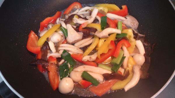 加入青蔥和鹽，盛盤時撒上香油和白胡椒粉即完成。