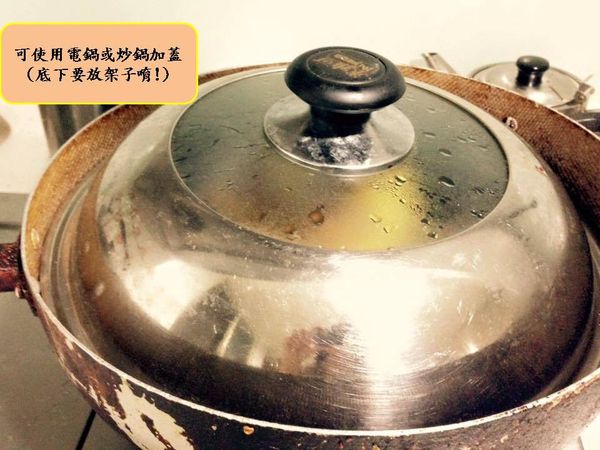 將洗淨外皮的地瓜蒸熟
(有電鍋的網友更方便) 
*要記得將地瓜置於架子上，底面加水才不會蒸乾唷~