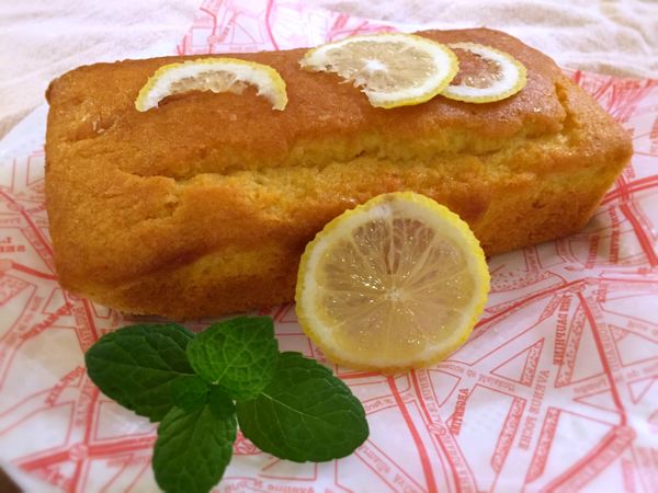 趁蛋糕熱熱，將檸檬糖汁倒反覆刷在蛋糕上