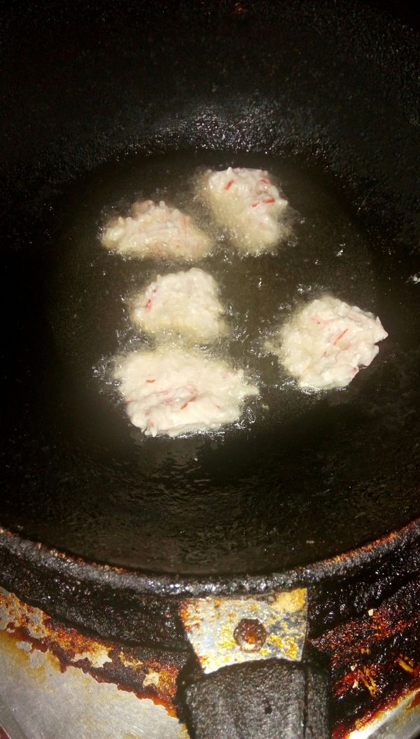 熱油鍋時，把槳團壓扁入油鍋炸，翻面炸到內熟，取出。