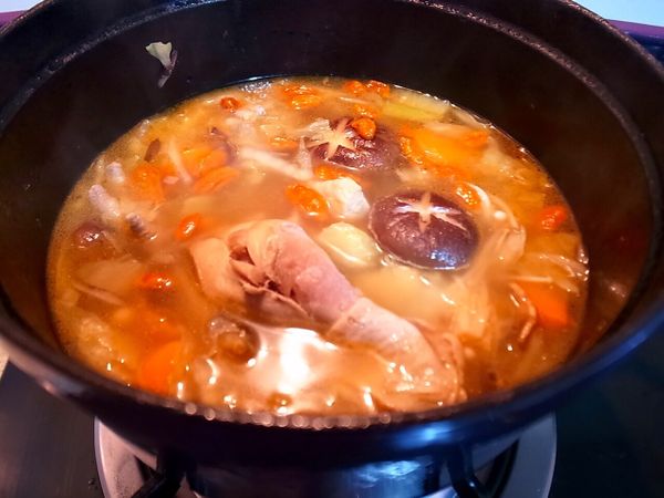 -大白菜、紅蘿蔔起鍋前10min丟進鍋子一起燉
-菌菇類起鍋前 5min 下鍋
-枸杞上桌前 1min 下鍋
-米酒視喜好酌量添加。

大功告成！！