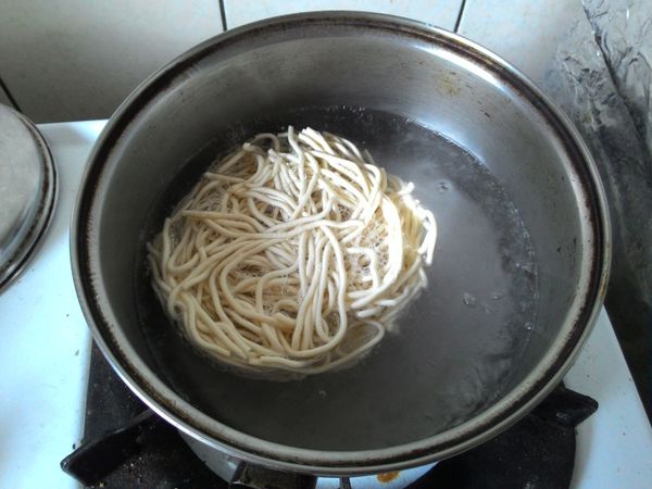 熱水，水滾後將1包麵放入，等會要與菜料拌炒，只需煮2分鐘(外包裝烹煮時間建議3分鐘)，時間到後將麵撈起備用；湯留著勿倒掉