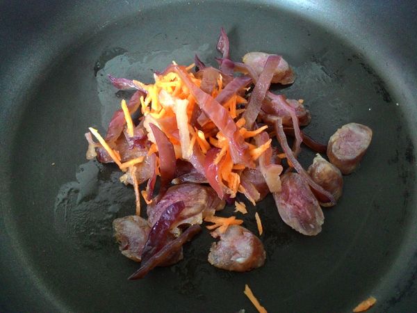 接著放進紅蘿蔔和木耳拌炒