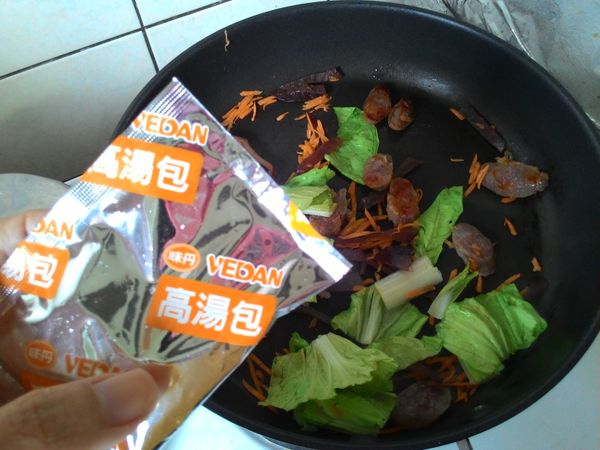 加入高湯包和麵拌炒