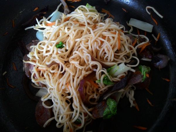 將醬與料拌勻，讓麵體上色，即可上桌；
煮麵的湯加點蔥和胡椒鹽，就是一碗清爽的湯，和炒麵很搭喔！