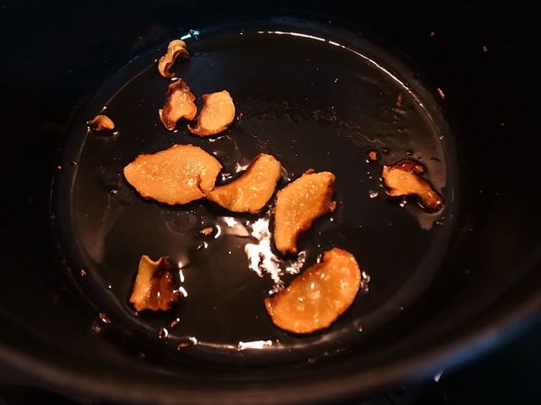 -清理雞肉、熱水燙過去血水
-小火熱油鍋，使用兩大匙麻油煸薑片至金黃

（注意火候 - 太大會焦）