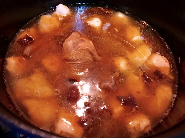 -雞肉下鍋翻炒至均勻裹到麻油
-倒入米酒（or 水）至覆蓋雞肉的高度