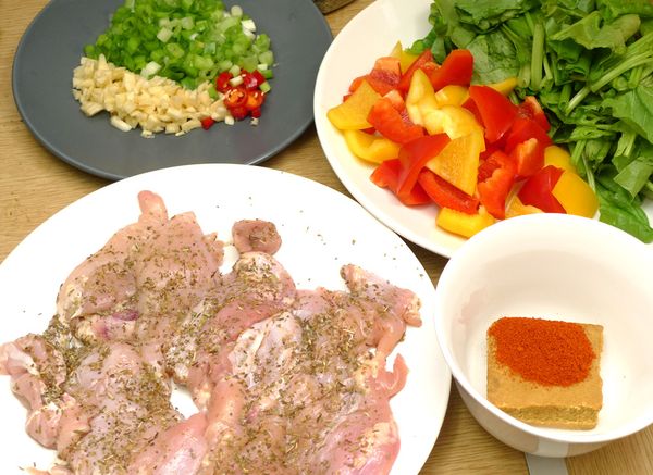 備料：咖哩塊與辣椒粉先用250cc熱開水泡勻 / 雞腿肉去皮後用[醃料]醃漬 / 紅黃椒切塊狀、波菜切段、蔥蒜辣椒切末