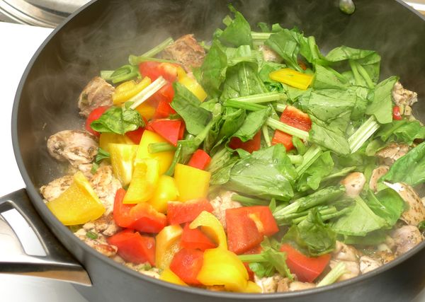 放入紅黃椒與波菜拌炒