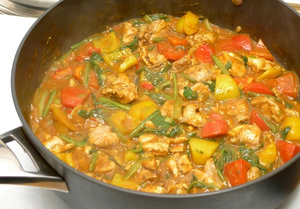 確認咖哩塊已溶解即關火，可用鍋蓋微悶3分鐘後，淋在白飯上，再撒些義大利綜合香料即可