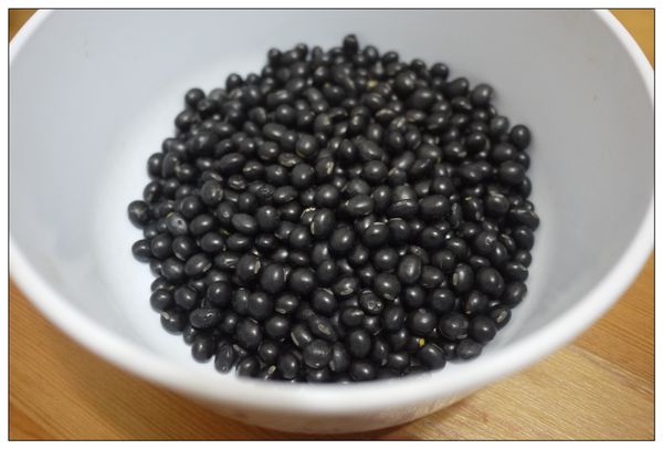 黑豆可用一般市售的黑豆，如果想要很道地的日式蜜黑豆，可到賣五穀雜糧的雜貨店問問有沒有賣「丹波黑豆」，此種黑豆較大。
黑豆洗淨後就可準備煮醬汁了。