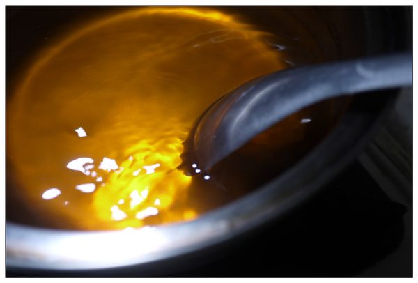 水燒開後加入醬油、二級砂糖及黑糖，直糖融化後即可熄火。