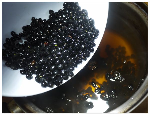 將黑豆浸泡在醬汁中一夜。