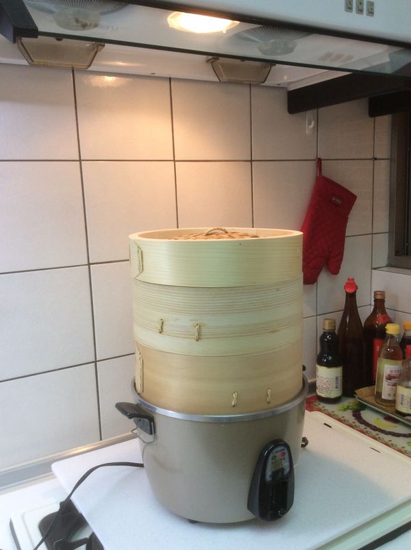 電鍋的外鍋加2杯水，約20-22分鐘即跳到保溫，等5分鐘再開蓋子