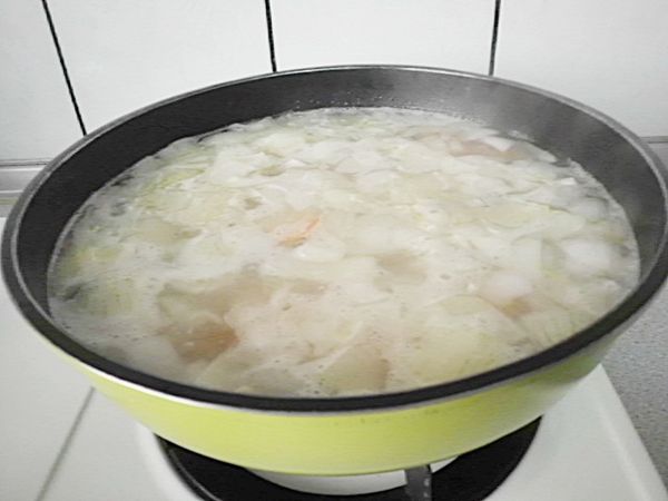 倒入適量的高湯(牛高湯最佳)或水~(淹蓋過食材至少2公分)將馬鈴薯紅蘿蔔煮軟(約10~15分鐘)