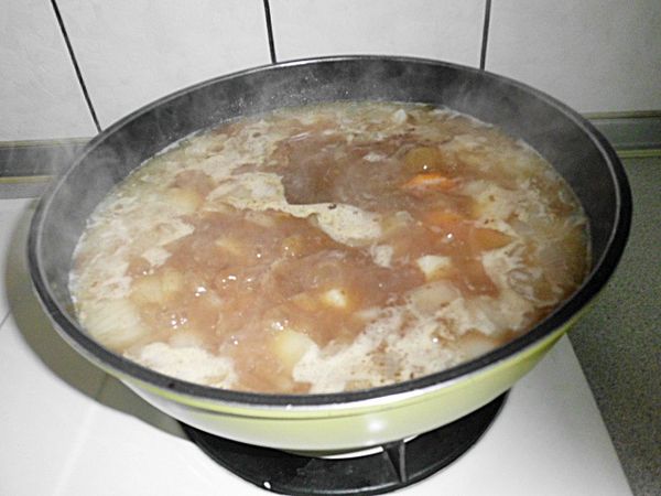 接著放入咖哩塊(依個人喜愛的濃度,加入適當大小塊)再視情況加入少許糖.鹽調味~蘋果丁在此時加入(可保持脆度)或和馬鈴薯一起放入煮軟皆可~