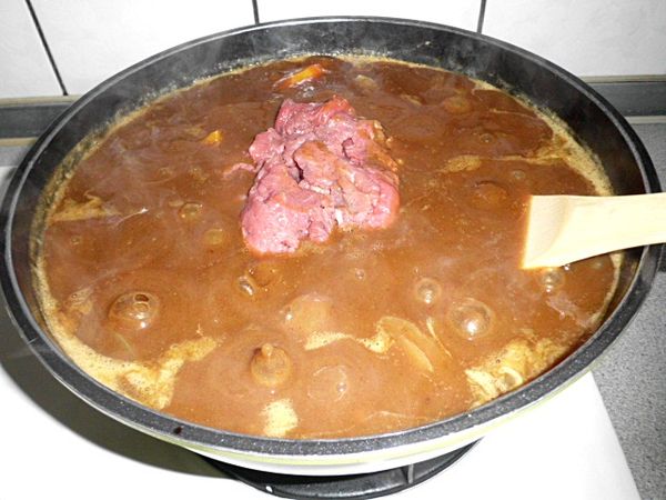 待咖哩都融化之後..將牛肉片放入拌開再煮一下就ok了~ 這樣可以保持肉質的細嫩口感~因為使用的是牛肉片,選擇此時放入才不至於煮的過老了~